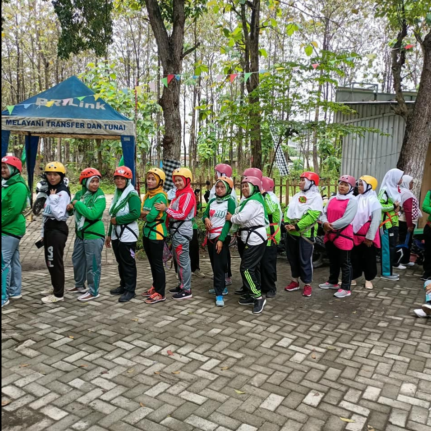Antri untuk jembatan 2 tali dan Flying fox