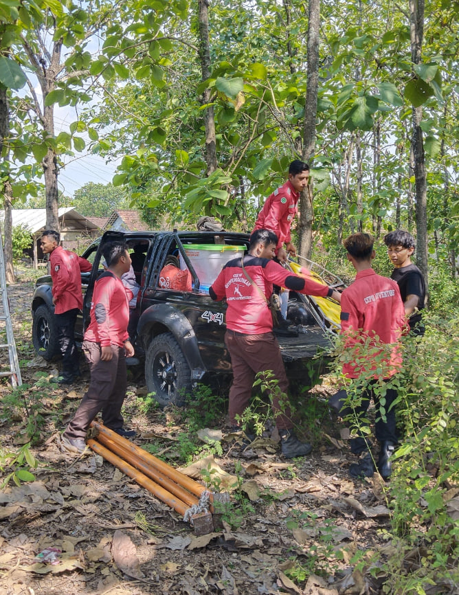 Bongkar muatan peralatan Vertical Rescue
